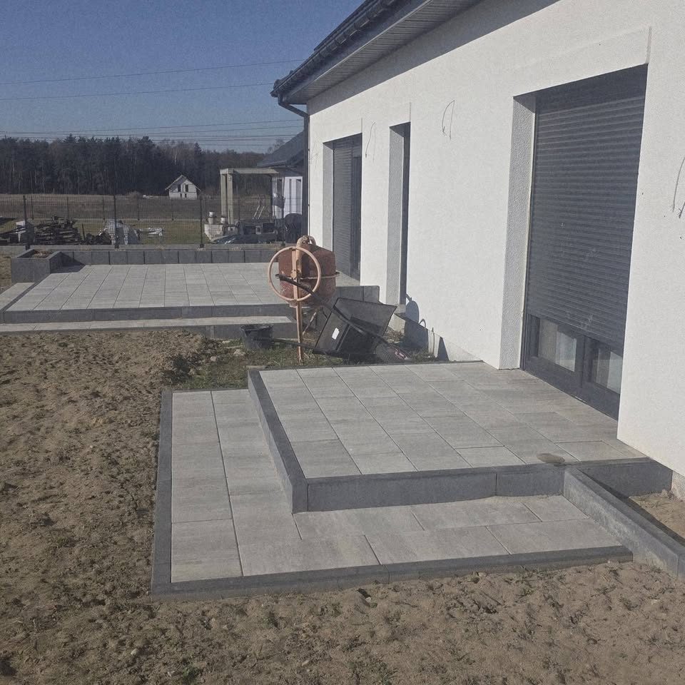 Taras i opaska z kostki brukowej przed domem