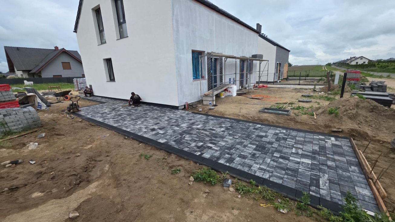 Podjazd i opaska z kostki brukowej wokół budynku